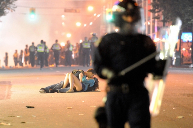 Vancouver riot kiss